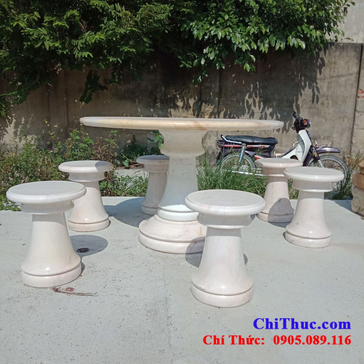 Bàn ghế bằng đá non nước